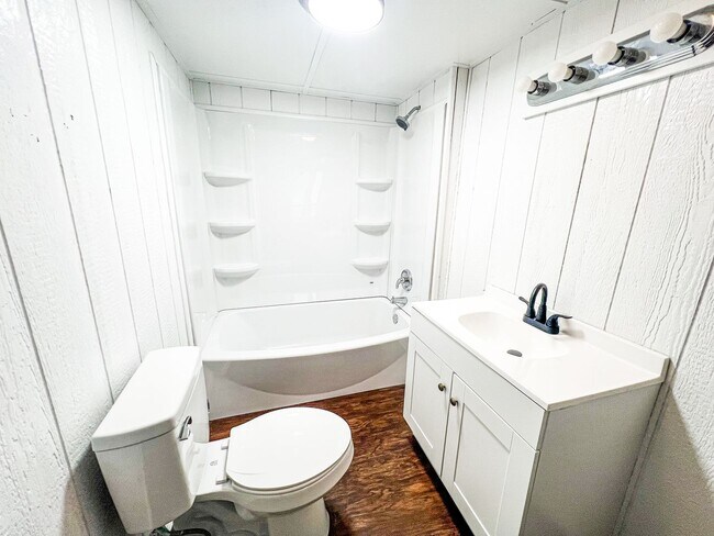 Building Photo - Charming 2 Bed, 1 Bath Home with Modern Kitchen