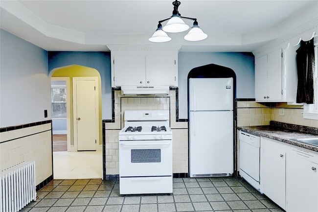 Building Photo - 157 Sandringham Ave
