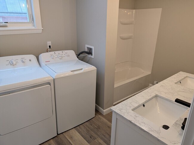 Building Photo - 116 Main St