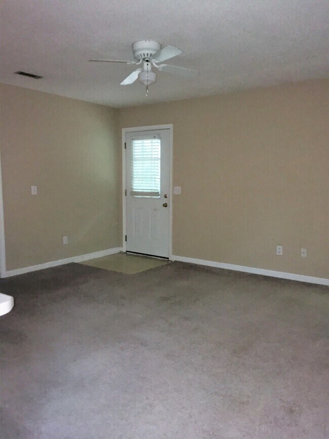 Building Photo - Center 629-631