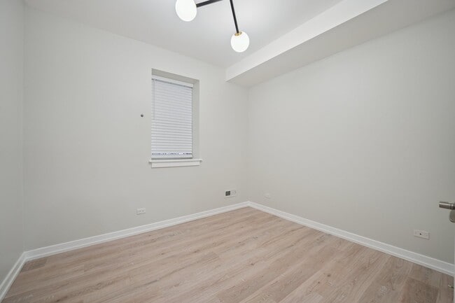 Building Photo - 1635 W Warren Blvd