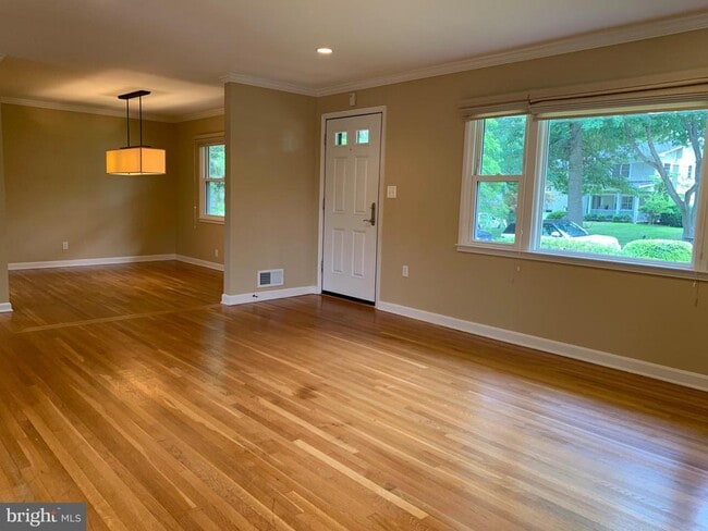 Building Photo - 1334 Mayflower Dr