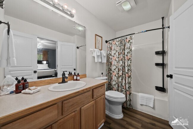 Building Photo - Townhouse — Beautiful 3-Bed / 2-Bath, 2-St...