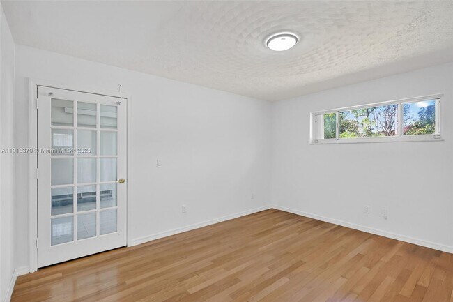 Building Photo - 1833 SW Bellevue Ave