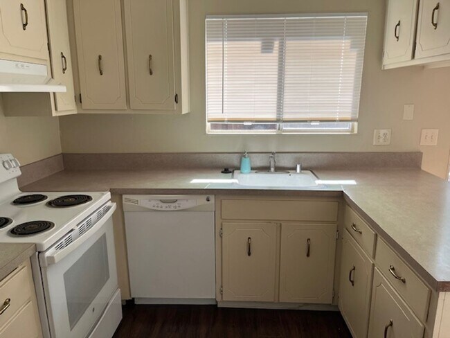 Building Photo - 3 bedroom 1.5 bathroom condo in Davis