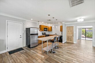 Building Photo - Luxury housing ,Close to U of A! Newly Renovated