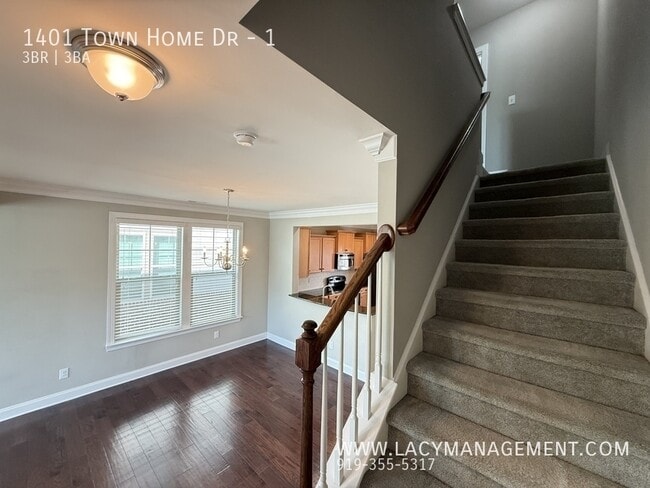 Building Photo - 1401 Town Home Dr