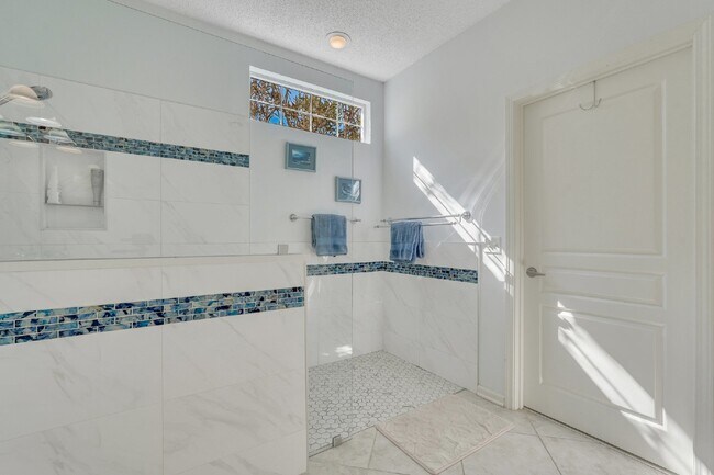 Building Photo - "Spacious Golf and Lagoon View 2 Bed, 2 Bath Rental Home in Sun City!