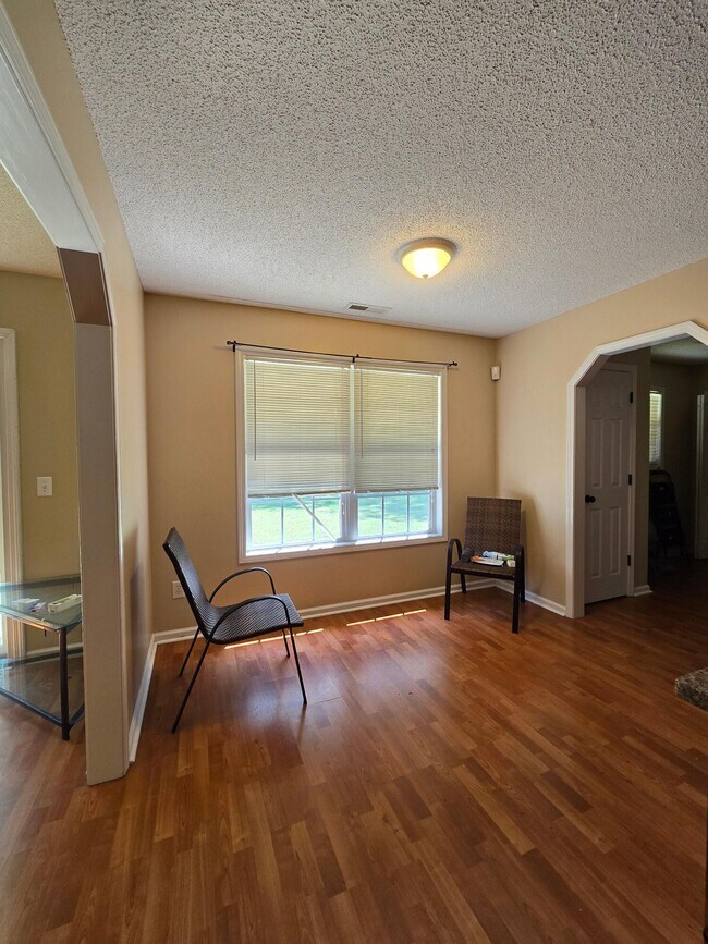 Building Photo - 3275 Oleander Dr
