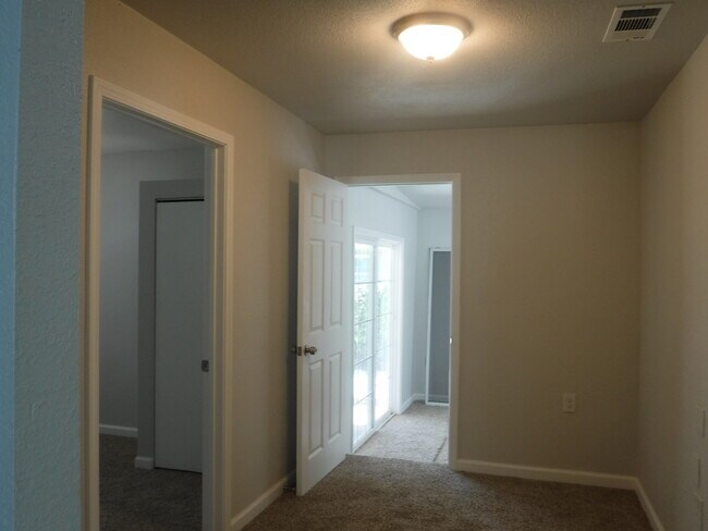 Building Photo - Charming Home In Central Location