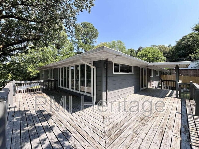 Building Photo - 1139 N Sunset Dr