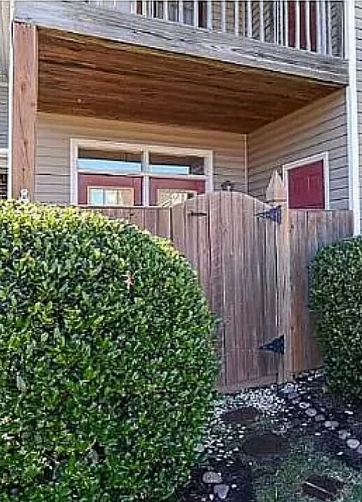 Building Photo - 310 Primrose Ln