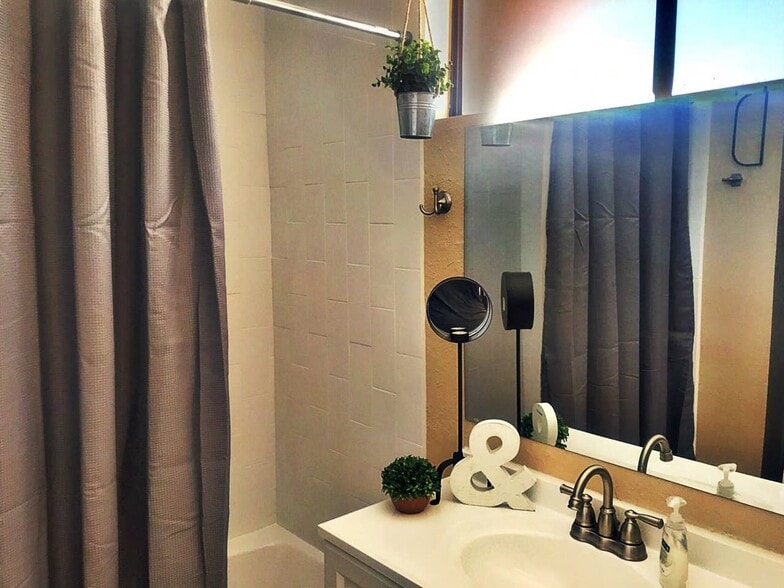 Building Photo - 13016 Constitution Ave NE