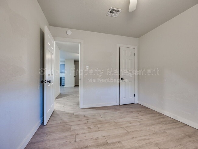 Building Photo - 2207 Donna Dr