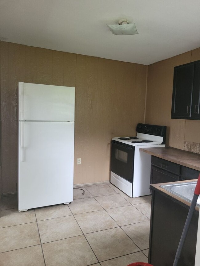 Building Photo - 2 bed 1 bath