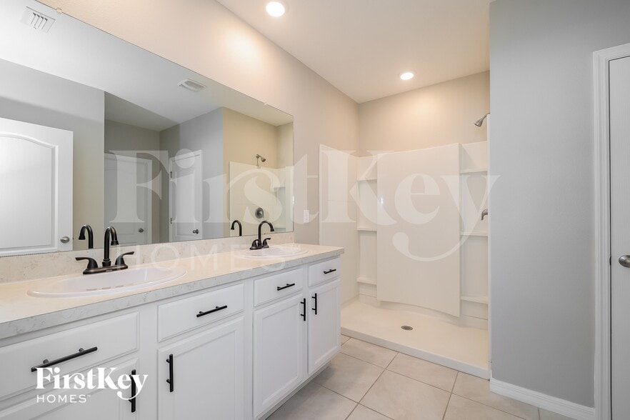 Building Photo - 709 Kindred Ln