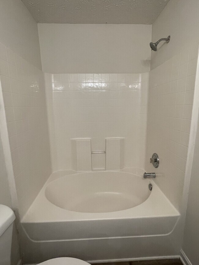 Primary bathroom - 438 Flintlock Ct