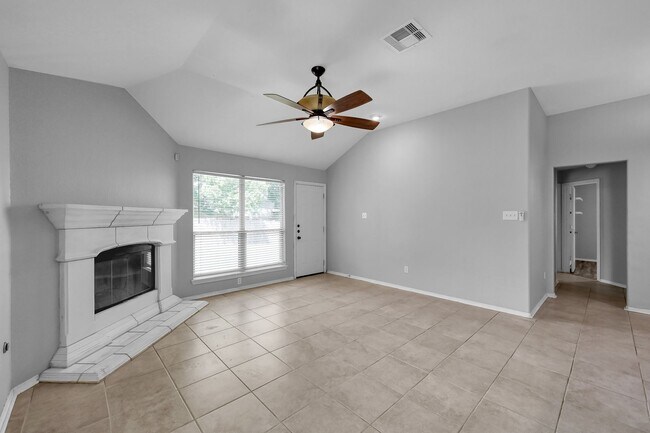 Building Photo - Cozy and quiet 4 bed 2 bath