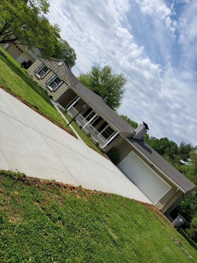 Primary Photo - 4 Bed 2 bath newly remodeled