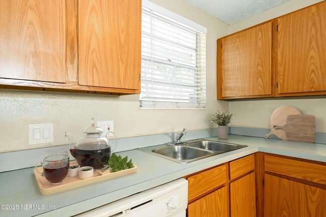 Building Photo - 1012 2nd St S