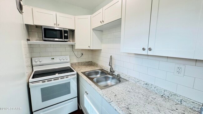 Building Photo - 607 Jessamine Blvd