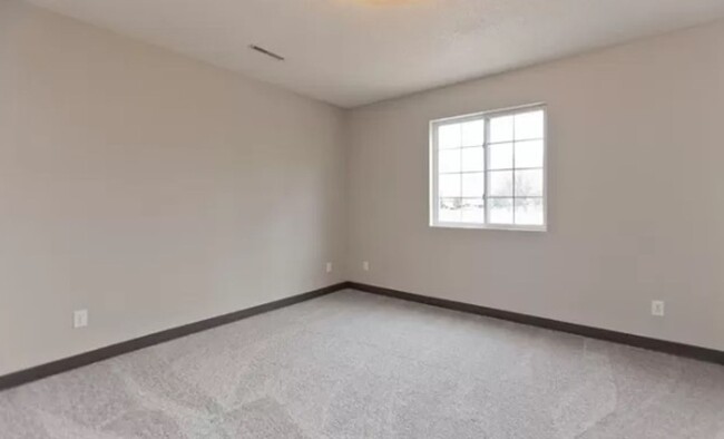 Building Photo - Beautiful 2BR 1ba condo available for May ...