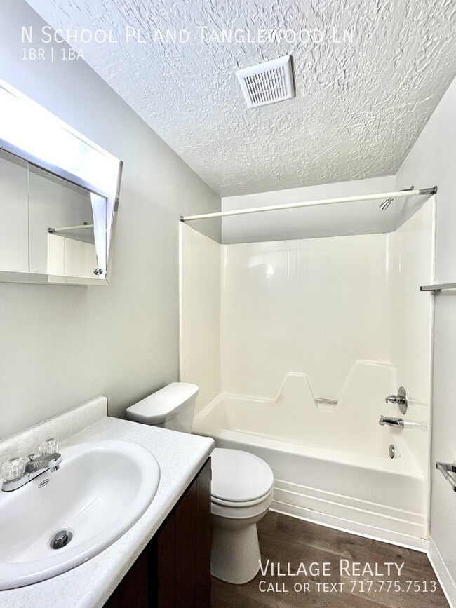 Building Photo - MOVE-IN READY! Top Floor! Roomy 1-Bed with...