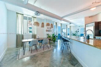 Building Photo - 700 NE 25th St