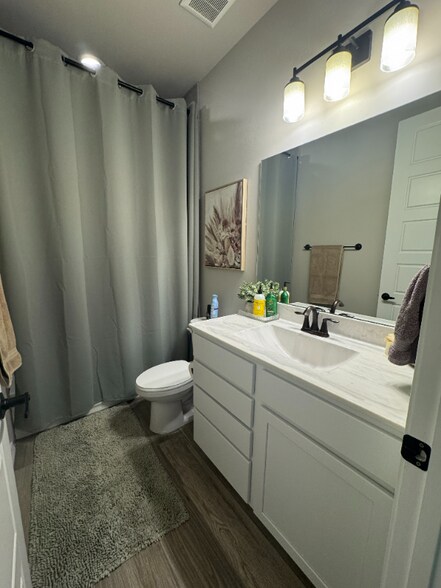 Building Photo - 704 Amatista Lp SE