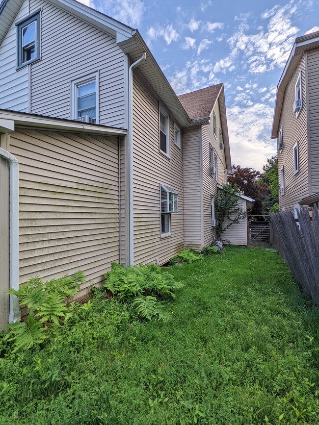 Building Photo - 943 Glenbrook Ave
