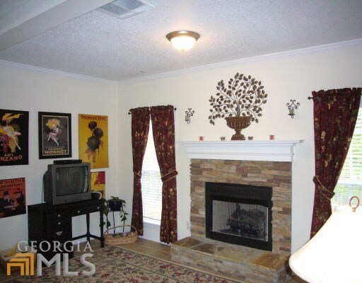 Building Photo - Great location, HOA community, swim/tennis...