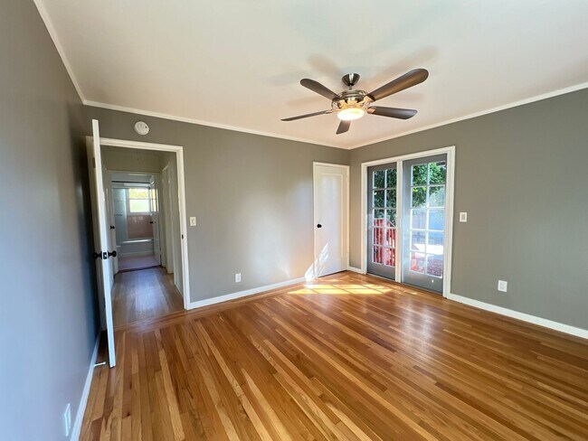 Building Photo - 2 Bedroom/1 Bath Available in Oakland!