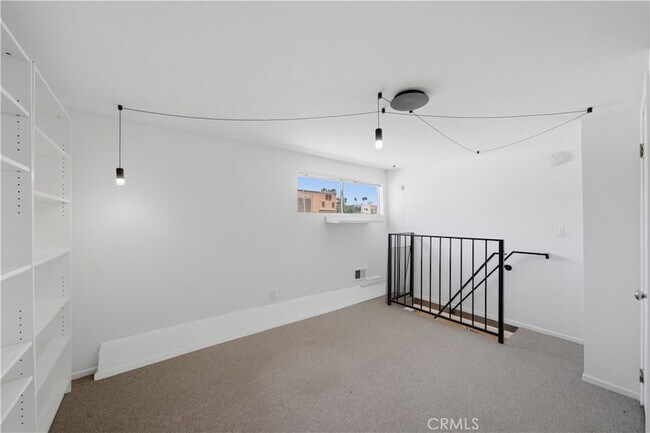 Building Photo - 1554 N Hobart Blvd
