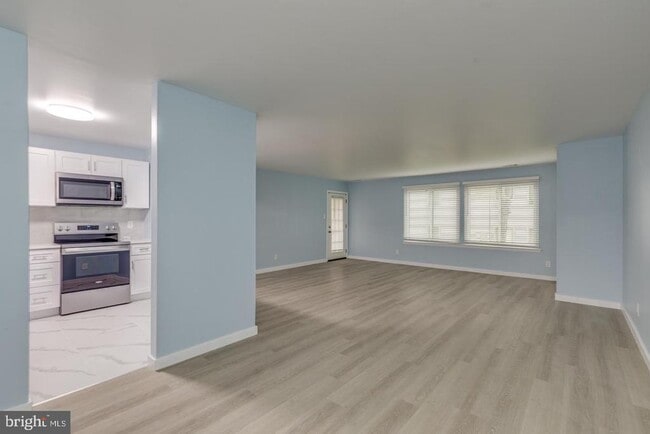 Building Photo - 1929 The Woods II