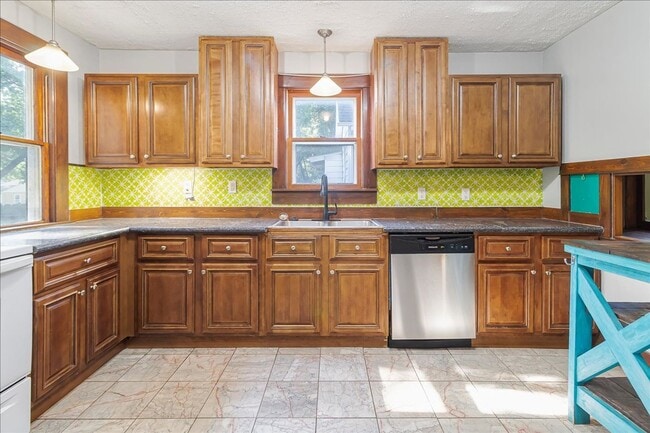 Building Photo - 411 N College St