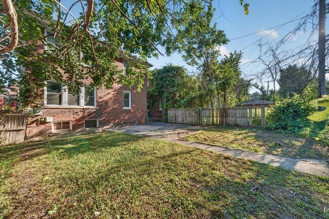 Building Photo - 2025 Calvert Ave