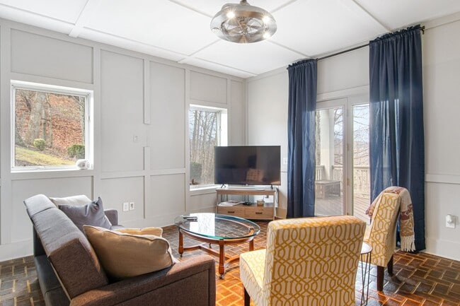 Building Photo - Rent Special! See Description! Spacious Ho...