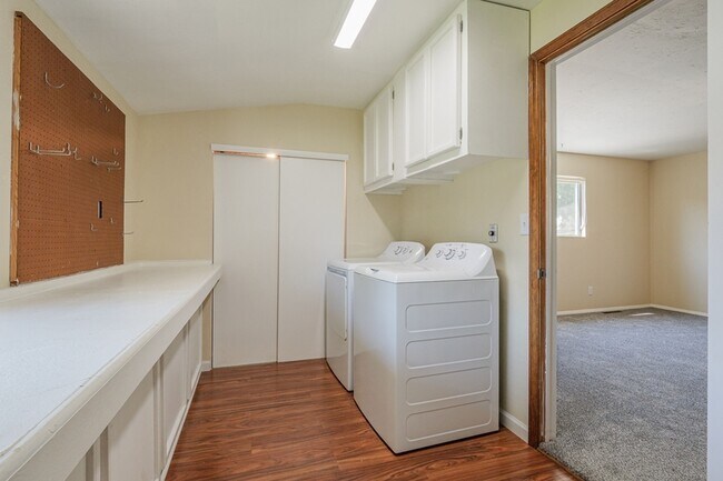 Building Photo - 718 Brassie Dr