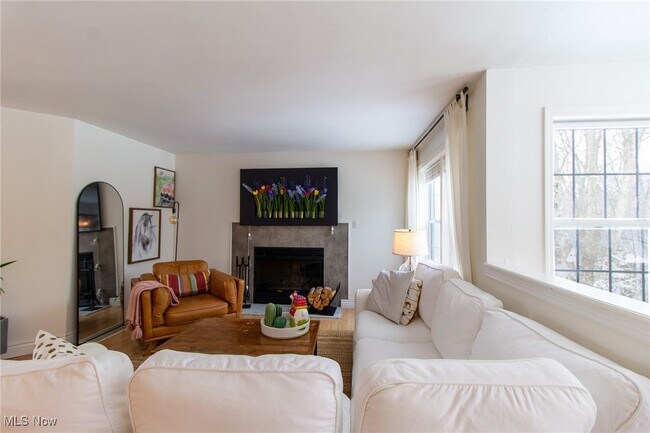 Building Photo - 889 Holborn Rd