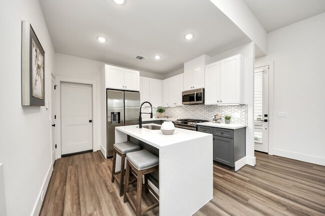 Building Photo - 6018 Knox St