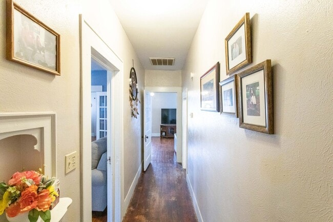 Building Photo - Spacious Home ready for a new family!