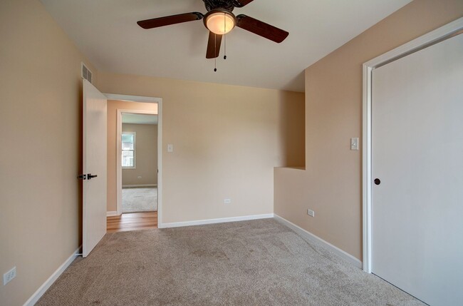 Building Photo - 3 bd 2 ba spacious home Joliet