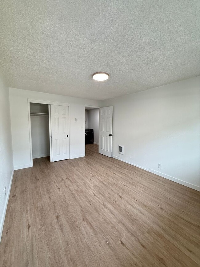 Building Photo - Townhome in North Medford!