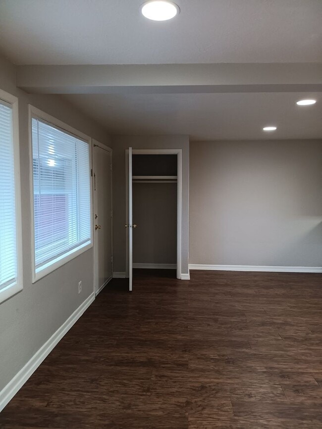 Building Photo - This Charming location Is Ready For You!