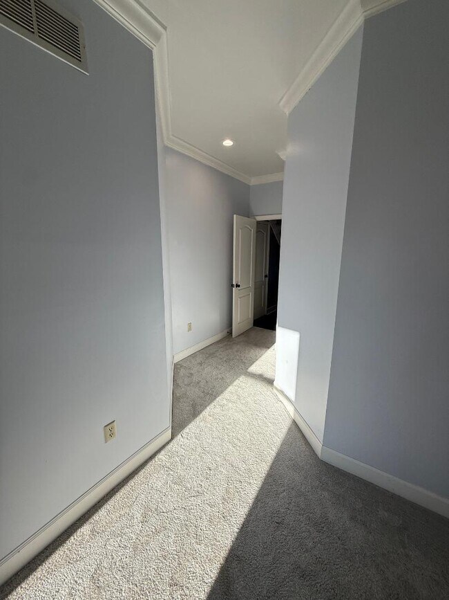 Building Photo - 800 Palomino Ln