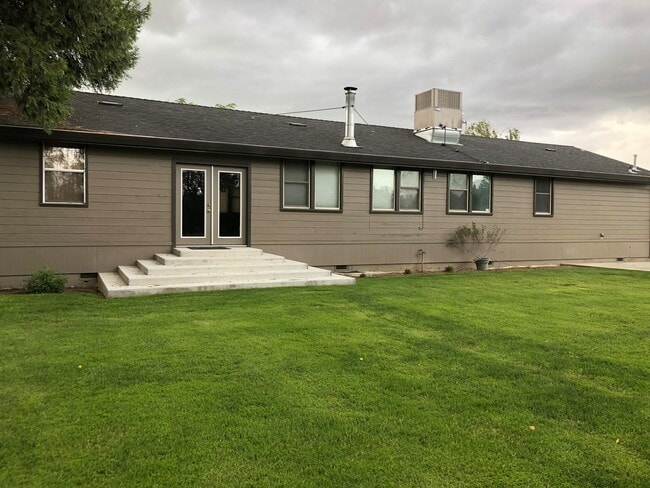 Building Photo - 1980 Sultana Dr