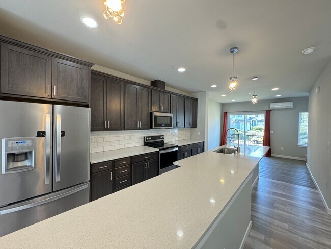 Building Photo - 3B/3B cozy townhome