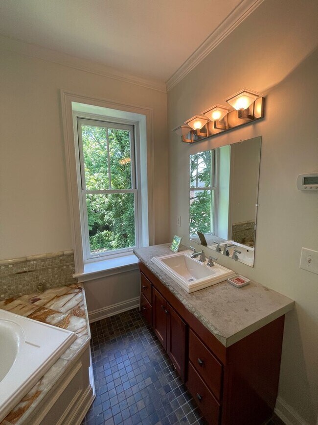 Building Photo - 107 Liberty St.