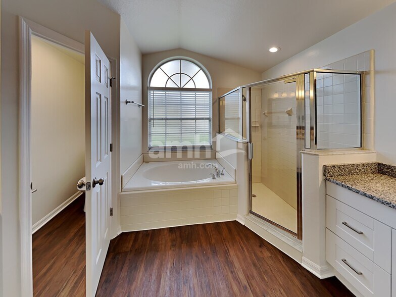 Building Photo - 2006 Ruby Red Blvd