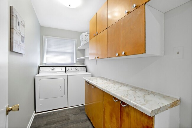 Building Photo - 570 E Higgins Rd